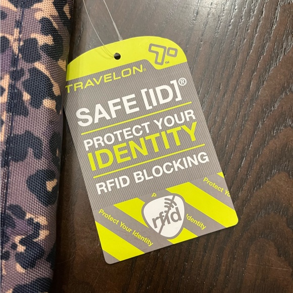 *NWT* Travelon Safe ID Cheetah Wallet - Picture 3 of 4